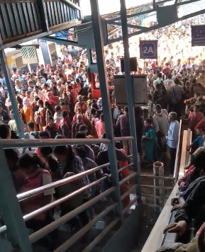 Due to signal failure near Virar, no trains from Vasai station are going towards Virar. Picture- Vasai Station @WesternRly #LocalTrain #Vasai #Virar