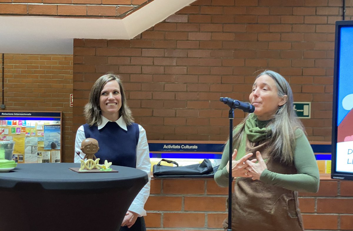 UBDivulga's tweet photo. Avui estem a @BiologiaUB per una raó molt especial: presentem la Mona de Ciència d’enguany, que és biòloga! Moltes gràcies a les persones que han fet aquest projecte possible. Per celebrar-ho, s’ha tancat l’acte amb una xocolatada! #MonesdeCiència https://t.co/fn3t9LtJ1z
