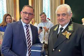 451_Grad_F's tweet photo. @StBrandner Und?
Was habt ihr #AfDer Herrn Milliardär🔩 denn als Weihnachtsgeschenk zu seinem 🎄Empfang mitgebracht - NICHTS?
Kein Wunder das Herr 🔩 jetzt auf euch #AfDen Sauer ist!
Dem 🇷🇺🇷🇺ZZ🇷🇺🇷🇺 Bottschafter habt ihr doch auch was geschenkt! https://t.co/wJB7PXNCbJ
