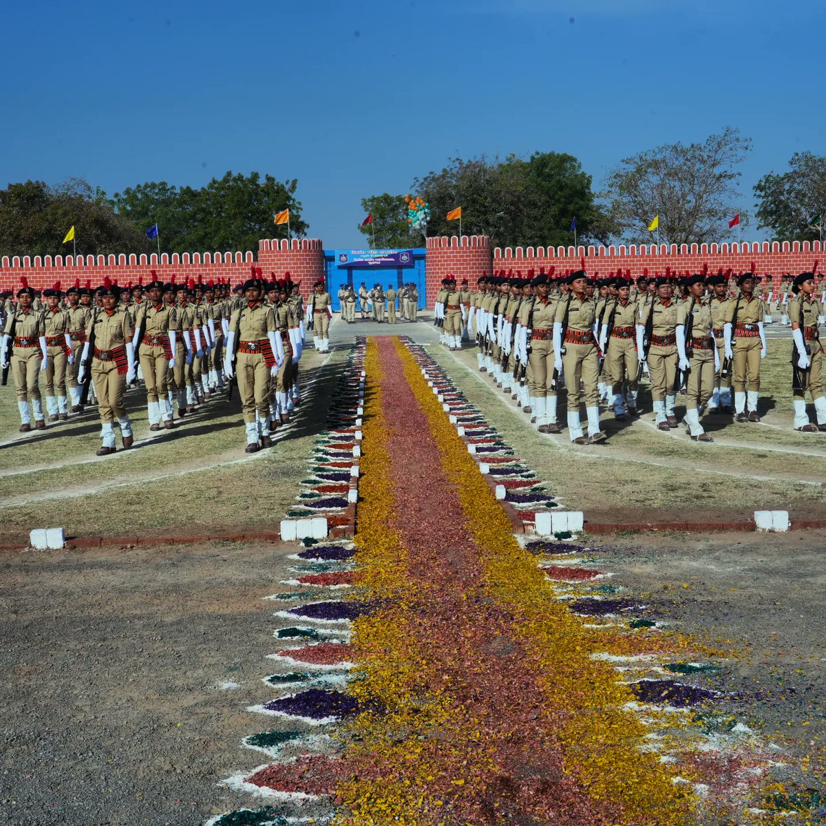 અધિક પોલીસ મહાનિદેશક(તાલીમ)  શ્રી નિરજા ગોટરૂ સાહેબની અધ્યક્ષતામાં બિન હથિયારી એ. એસ.  આઈ. બેચ-૪ ના કુલ-૮૧૬ તાલીમાર્થીઓનો દિક્ષાંત પરેડ સમારોહ આજરોજ પોલીસ તાલીમ મહાવિદ્યાલય,જુનાગઢ ખાતે   યોજાયેલ.

#gujratpolice #policetraining #khakhi #pop