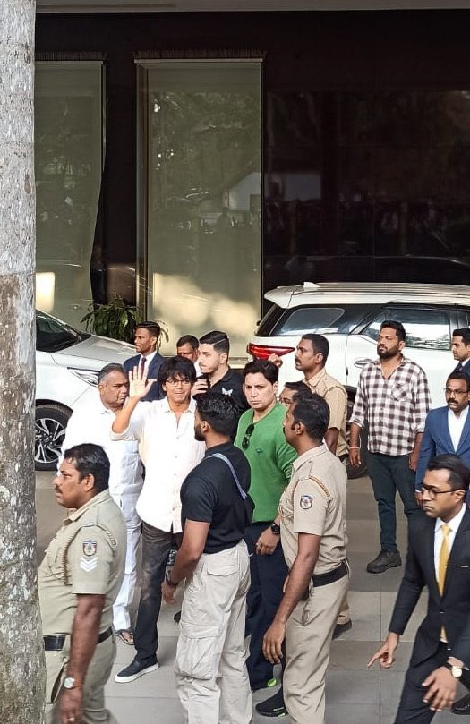 VijayFansTrends's tweet photo. Thalapathy @actorvijay’s today look 😍 https://t.co/tlvFGkhViE