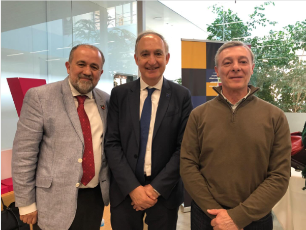 YoungForesters's tweet photo. Felipe Bravo (izqda.), el rector de la UVa, Antonio Largo (centro), y César López (dcha.) de @AgrariasUNLZ (Argentina).

Seguimos trabajando por la #internacionalización del #iuFOR. Pronto se firmará un convenio de cooperación con la universidad argentina. 

#somosIUFOR #forestry https://t.co/Xf3fNYRpcG