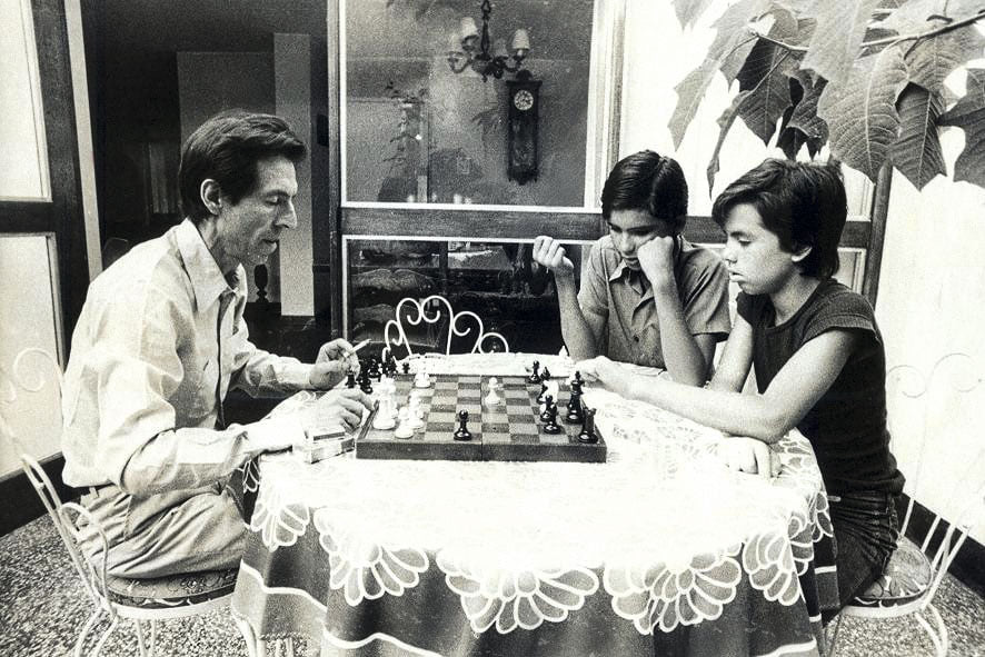 "Para un padre, el calendario más veraz es su propio hijo. En él, más que en espejos o almanaques, tomarnos conciencia de nuestro transcurrir y registramos los síntomas de nuestro deterioro. El diente que le sale es el que perdemos, el centímetro que aumenta el que nos