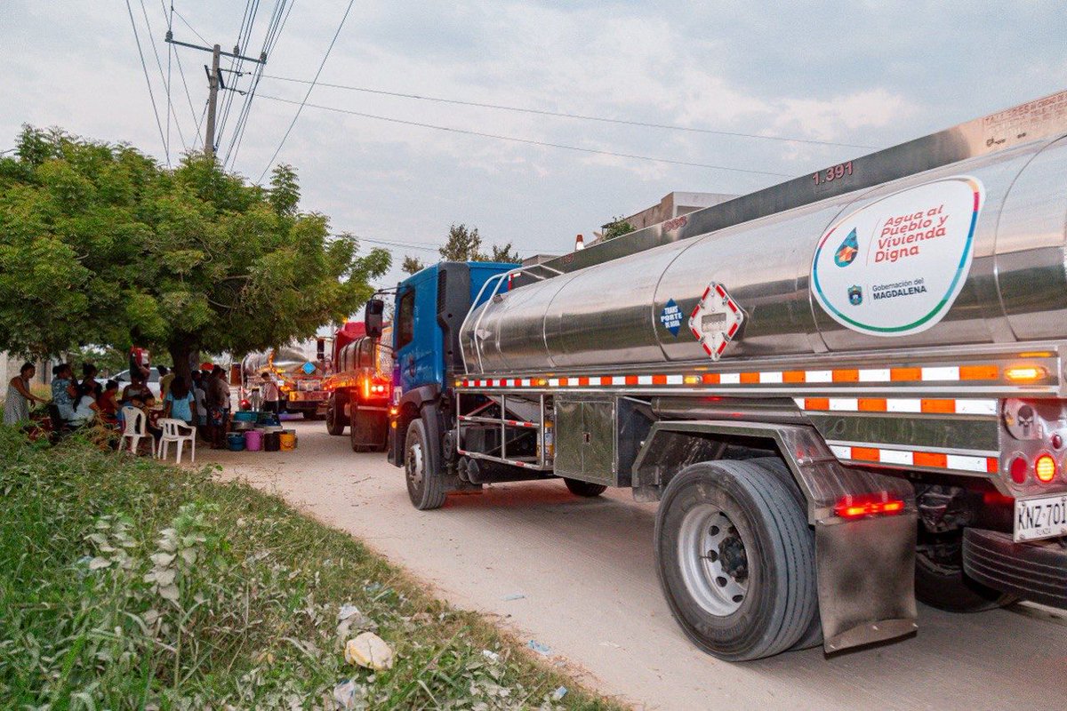 Desde @MagdalenaGober atendimos calamidad por desabastecimiento de agua en Ciénaga. El gobernador @mrafael70 dio instrucciones desde el 18 de marzo para el suministro de agua mediante cinco carrotanques acompañados de la representante @ingridaguirre11. gobernaciondelmagdalena.gov.co/gobernacion-at…