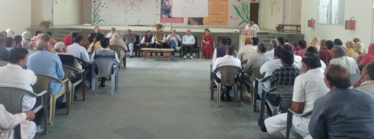 A move to identify drop out kids and enhance enrollment in govt schools in coming session.
W/DEO sir presided over the meeting  in DIET in presence of DEEO, Principal DIET,  CMGGA, BEOs, DIET faculty and primary school heads of block Mgarh and Kanina.