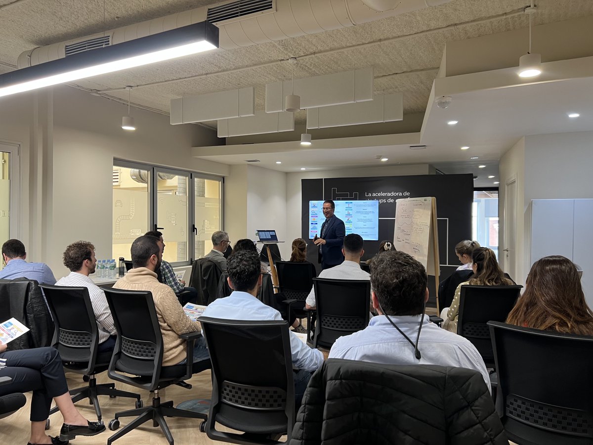 trenlab's tweet photo. 🌟 ¡Iniciamos con éxito la II edición del programa #TrenlabFriends para empleados de @Renfe!
En la sesión liderada por Miguel Ángel Léon, CEO de Aúna Consultoría, hemos explorado las soft skills, el Growth Mindset y la visión de Liderazgo 3.0, elementos clave para el desarrollo profesional y personal.
¡Listos para crecer juntos! 💪
#TrenLabInspira