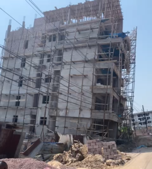 mediacongo's tweet photo. Selon le DG du Guichet Unique de délivrance des permis de construire (#GUPEC), Kennedy Pierre Mukendi Mukepecha, l'immeuble situé au numéro 12 de l'avenue Kilolo-Musamba, Q/#Socimat à la #Gombe, avait "fait l'objet, par ses services, de suspension de travaux depuis septembre 2023" mais "qu'il revenait aux autorités compétentes (police locale, bourgmestre et justice) de faire le suivi de l'exécution de cette mesure".