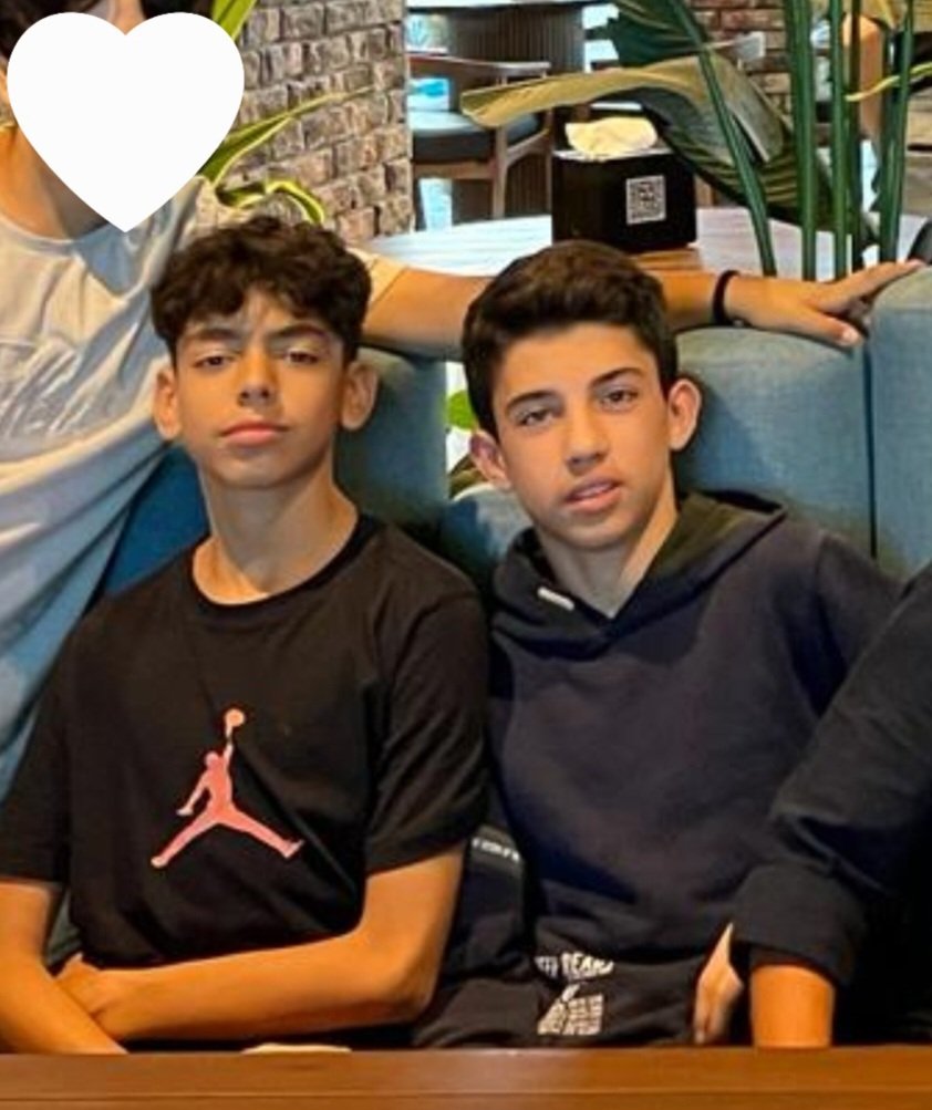 Mert'im🧡 Kağan'ım 💙
Beṣ yaṣından beri hep yan yana oldular hiç ayrılmadan.. idealleri hayalleri olan güzel birer genç olma yolundaydılar ki.. bırakmadı isias katilleri! Yan yana gittiler!
Bizi nefessiz bırakanların yanına kalmayacak!
#isiasortakdavamız