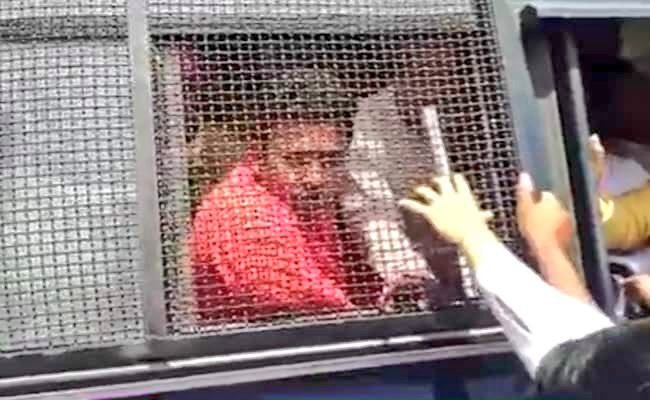 बेंगलुरु पुलिस ने 'सांप्रदायिक नफरत और दंगे' भड़काने के आरोप में बीजेपी सांसद Tejasvi Surya को हिरासत में लिया|