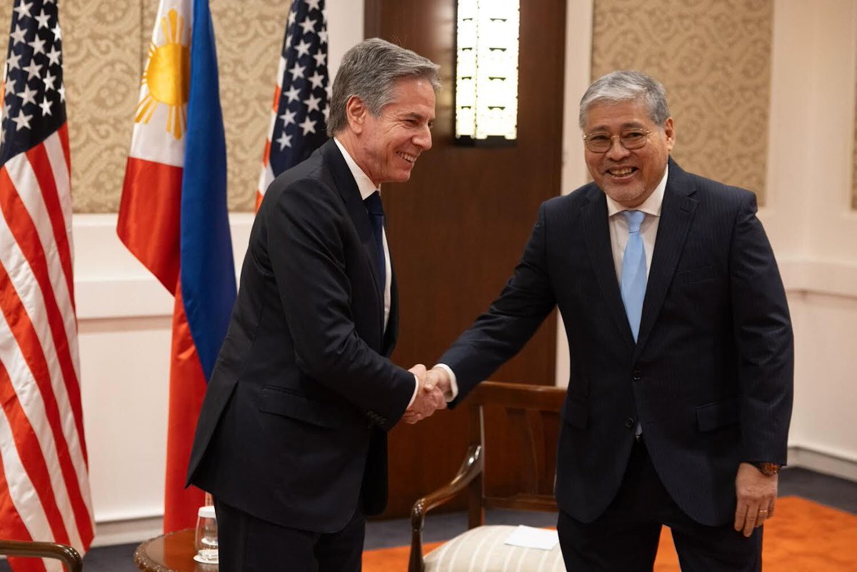 SecBlinken's tweet photo. Met with Philippine Secretary for Foreign Affairs @SecManalo to underscore the United States’ ironclad commitment to the U.S.-Philippines alliance. https://t.co/eU1A5riDJk