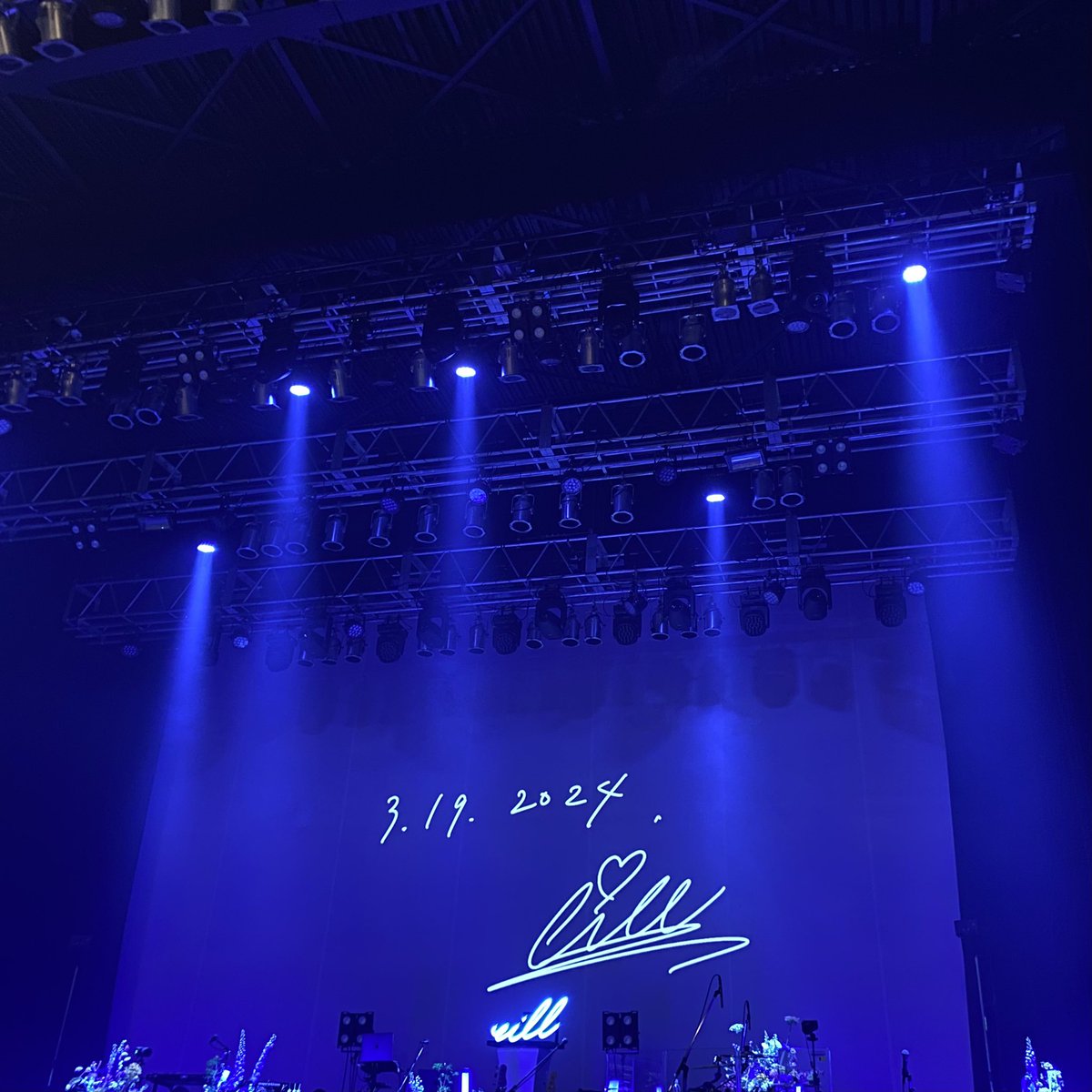 TIAMO_524773's tweet photo. 約2年ぶりに行ったけど最初のMCで言ってたように、変わるもの変わらないもの沢山たくさん感じました!!!
個人的にはずっと前から聴いてきたHUSHとSuccubusを初めてライブで聴けたのが嬉しすぎて🥹🥹
人生失敗もあるけど大丈夫ってeillちゃんらしく示してくれてありがと🫰🏻
@_eill_
#eill #BLUEROSESHOW https://t.co/7hbzuncd1C