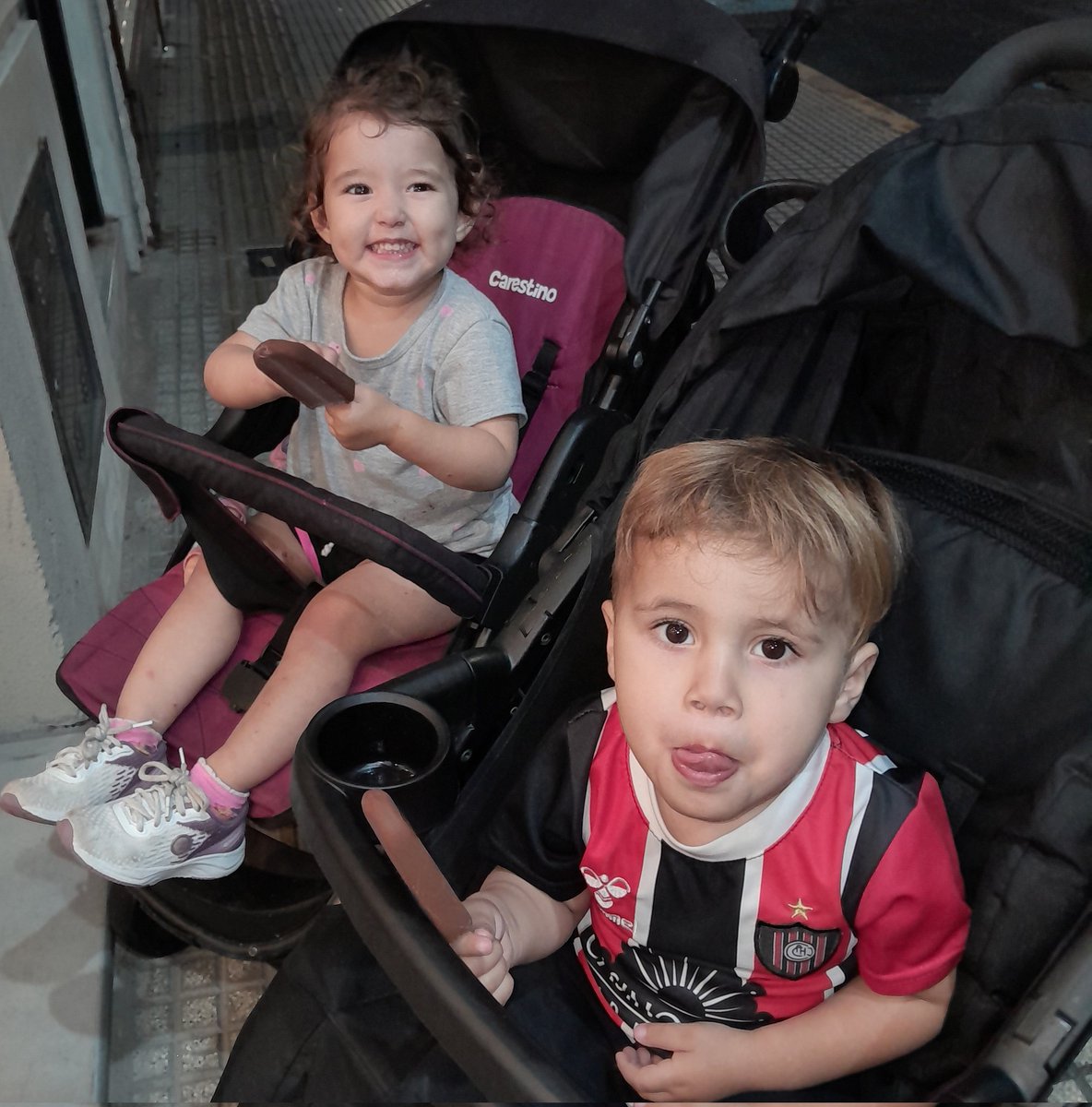 toria2k's tweet photo. aparezco a mostrarles lo hermosos que son ellos dos, hoy amiguitos y el futuro lo sabe dios  🙏🏻💖  no se cual de los dos se manda más moco, pero risas y amor no nos falta!
o no que nuestros hijes son los más preciosos? @fededeluk https://t.co/IyElUcTndP