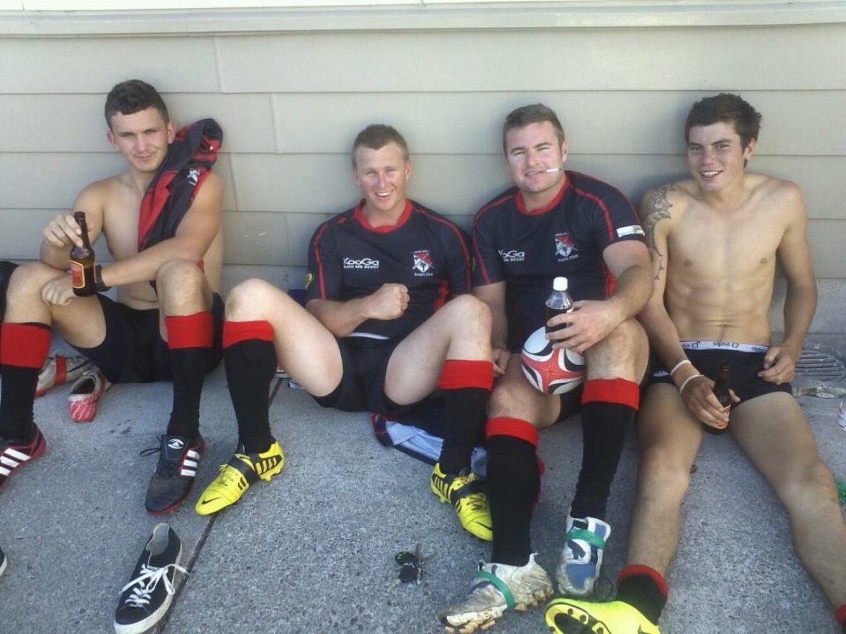 sweaty spreads 
#straightdudes #manspreading