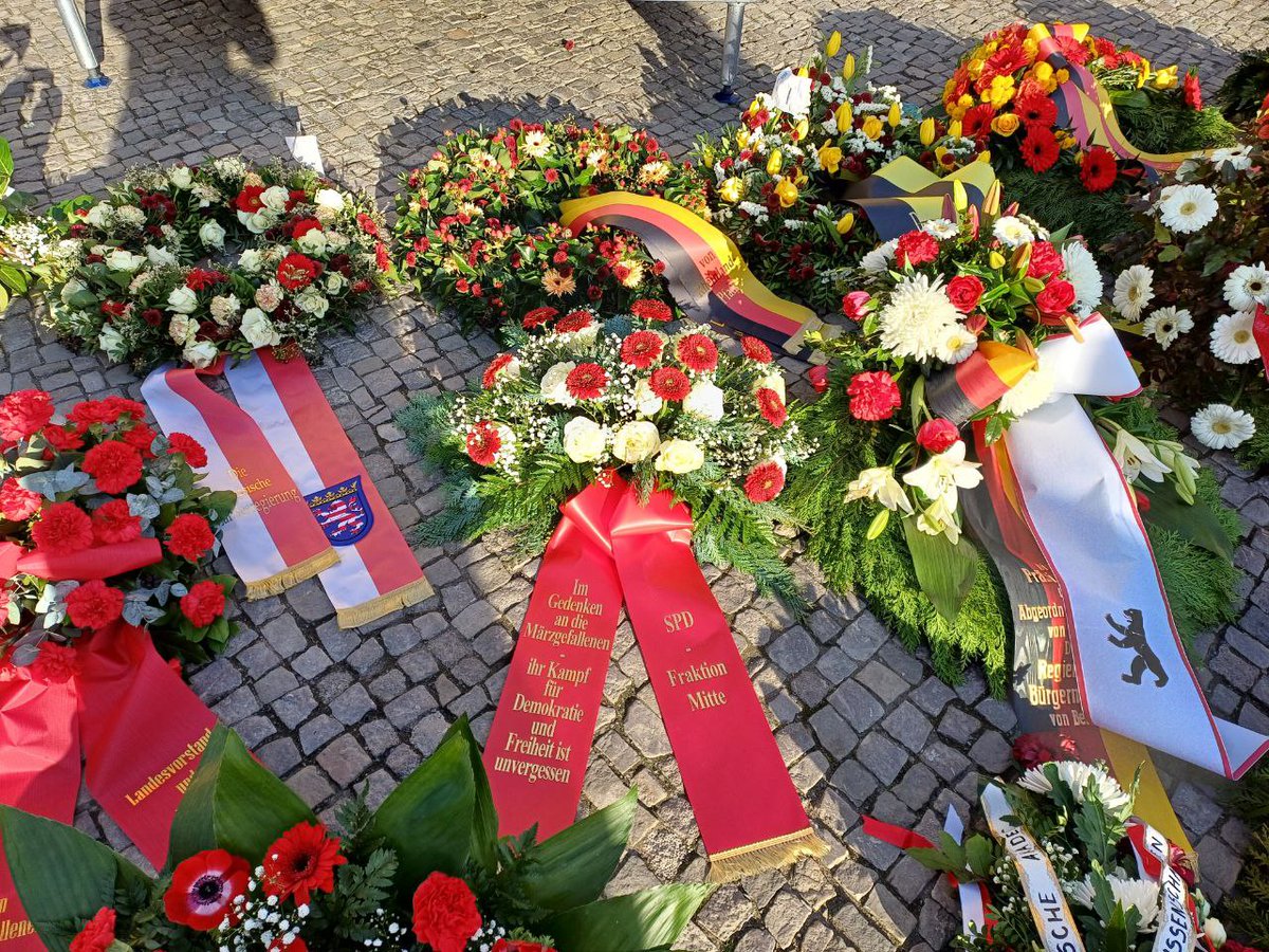 spdfrakmitte's tweet photo. Zum 176. Jahrestag der #Märzrevolution gedachten wir am Brandenburger Tor und auf dem Friedhof der Märzgefallenen der ersten dt. Revolution.

Wir im Bezirk #Mitte haben eine besondere Verpflichtung, unsere Demokratiegeschichte lebendig zu halten.

@FdM_1848 #1848heute #bvmitte https://t.co/B2rRDsYu3Y