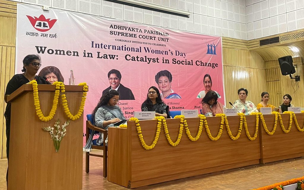 AdhivaktaP's tweet image. Chief Guest Hon’ble Ms. Justice Parthiba M. Singh, Judge, Delhi High Court delivering her talk on the topic “Women in Law— Catalyst in Social Change” during the International Women’s Day celebration organized by Adhivakta Parishad, Supreme Court Unit.
#ABAP
