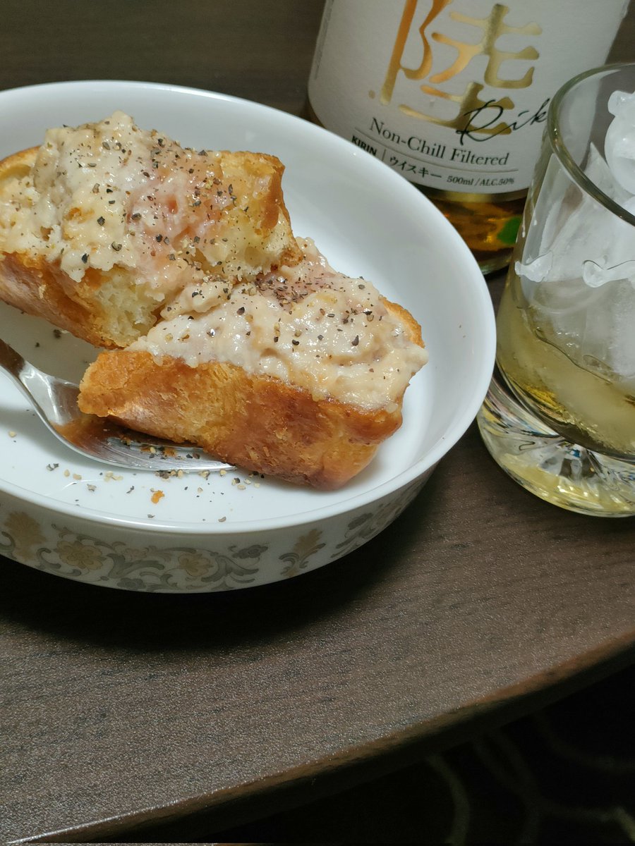 ＃家飲み　＃火曜日　
お疲れ様です。
＃陸　＃マグロマヨのせ焼き
これはやばい、黒コショウと醤油が👍　カロリー無視
＃飯テロ