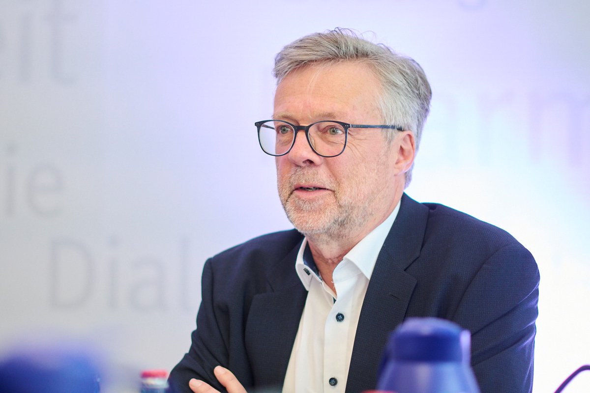 VCI_Hessen's tweet photo. Gregor Disson, Geschäftsführer des VCI Hessen machte deutlich: "#Energiepreise sind das alles überspannende Thema für die Branche.“ Ausbau Erneuerbarer Energien schreite voran, jedoch sei umfassende #Energieversorgung zu wettbewerbsfähigen Konditionen derzeit noch nicht absehbar. https://t.co/6qVsMdUlwm