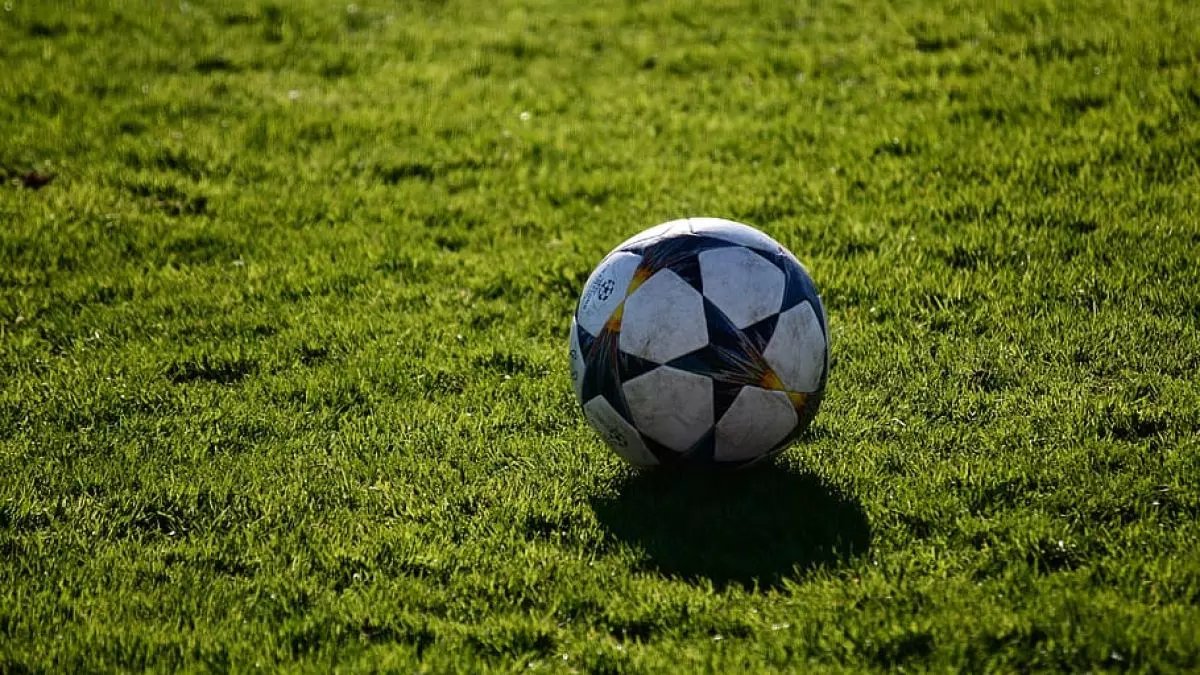 Climate crisis: What does football do to make a difference? The major shift towards sustainability in sport, notably in the football industry, is driving all participants to shape their green strategy. Read more sportanddev.org/latest/news/cl…