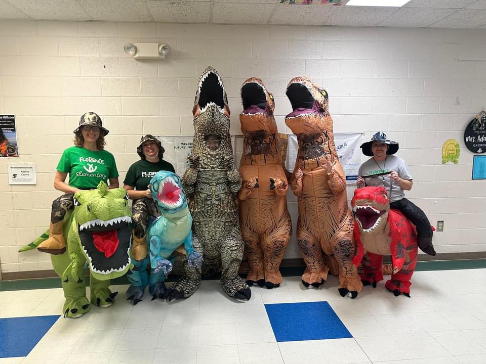 🐜Learning Adventures! 🦖
First grade is buzzing as our young paleontologists explore the world of dinosaurs! In second grade, our students are teaming up with some tiny but mighty friends – the ants! Our scientists are discovering a new perspective on life in the small world.