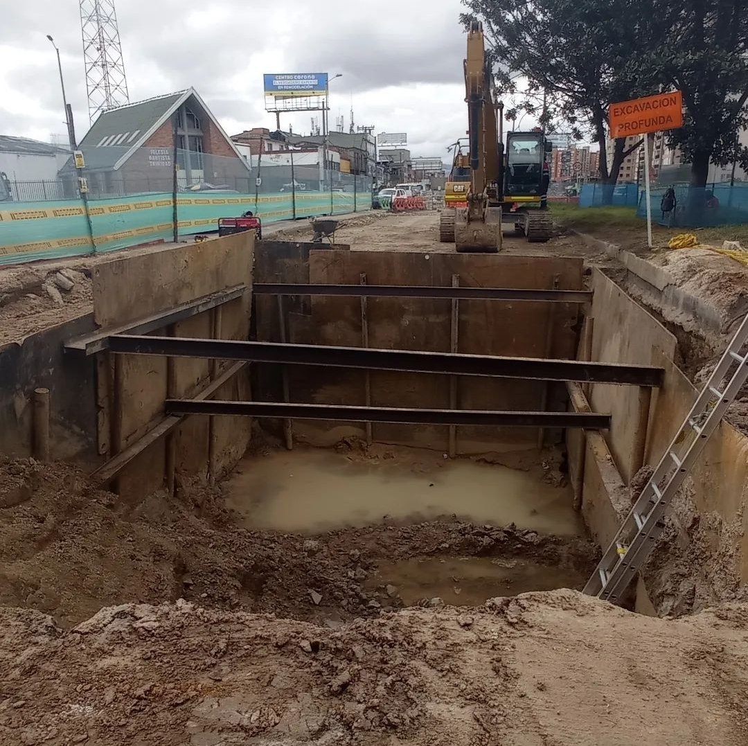 estrucpatologia's tweet photo. Hacer obras viales no es solo colocar asfalto, es más, esa es de las últimas actividades y de las que menos tiempo requiere
Antes se deben adecuar redes, instalar tuberías, drenajes, mover árboles y estructuras existentes y a menudo hacer grandes excavaciones para camaras y pozos https://t.co/d2yjfF9wO3