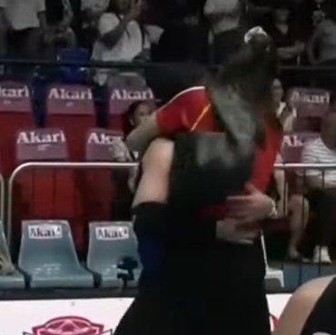 uaapkaila's tweet photo. KKD at ang bata niyang si mars 😭 tama na iyakan today !!! THEY SURE MISSED CELEBRATING WINS TOGETHER :(( https://t.co/cWch1nghSD