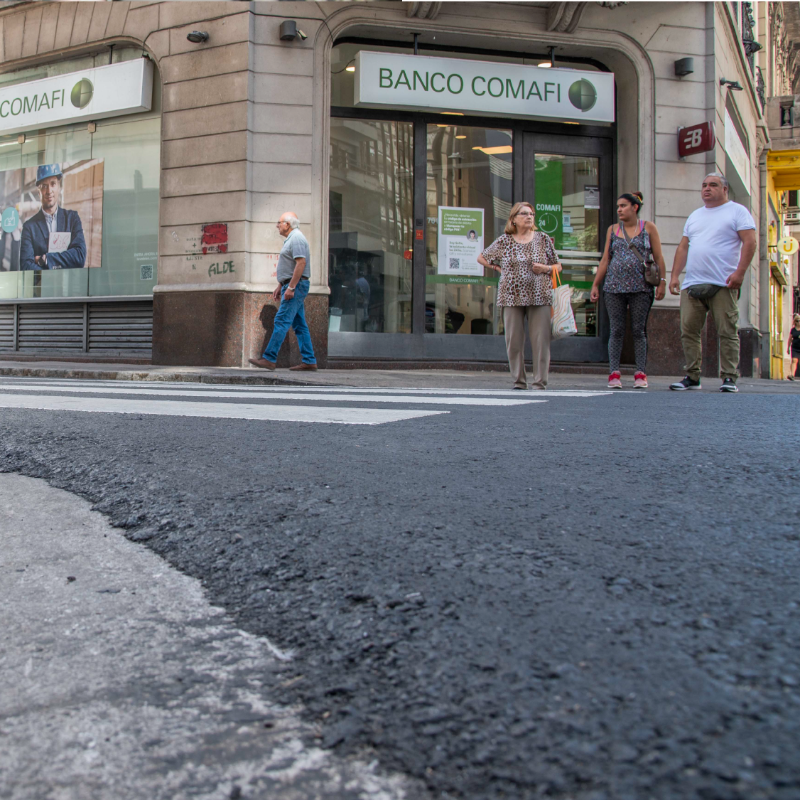 MuniRosario's tweet photo. #PlanDeCalles ➡️ Mirá 👇 este Antes/Después de la reconstrucción de calle Santa Fe.
De 📍 Sarmiento a Presidente Roca realizamos tareas sobre la base y cunetas, y la reconstrucción de paradas de hormigón más resistentes para el transporte público.