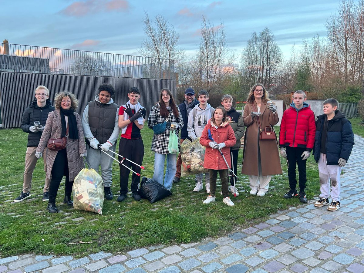 Association Proxité (@assoproxite) on Twitter photo ♻️ À l'occasion de la journée mondiale du recyclage nous avons consacré une partie des séances de #mentorat à la ramasse de déchets autour du Work&Co Dunkerque.
Ces déchets seront ensuite recyclés/réutilisés par DK Clean Up🤩! ♻️ À l'occasion de la journée mondiale du recyclage nous avons consacré une partie des séances de #mentorat à la ramasse de déchets autour du Work&Co Dunkerque.
Ces déchets seront ensuite recyclés/réutilisés par DK Clean Up🤩!