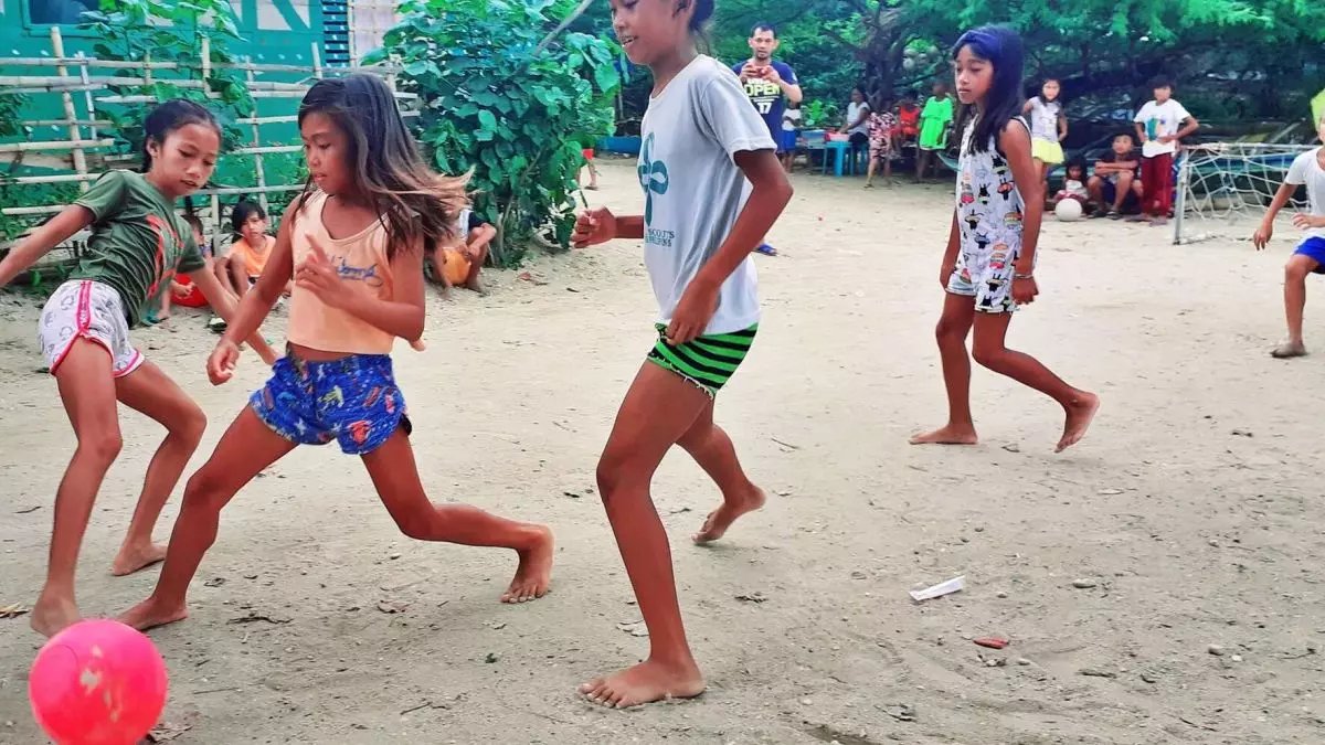 Duway is a young girl of 13 who lives in a small Filipino fishing village. In a remarkable testament to the work of NGO Football For Humanity, Duway's training has this year led to her be invited to play in the Norway Cup. Read more sportanddev.org/latest/news/ag… @FFHMedia