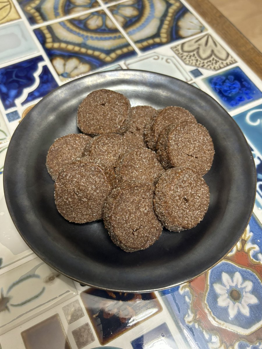 CWejw's tweet photo. 電子レンジ、去年の夏頃に石窯ドームに替えて、鉄板２枚入るのにお菓子作れておらず…

パウンドケーキとかクッキーとか作るかとなって作ってみたら、焼き具合の良さと一段だけなら焼きムラなくてニッコニコしてる✨

いいレシピも見つけて、サックサックのほろ苦ココアクッキー焼けた！ https://t.co/k2Uu8SurHb