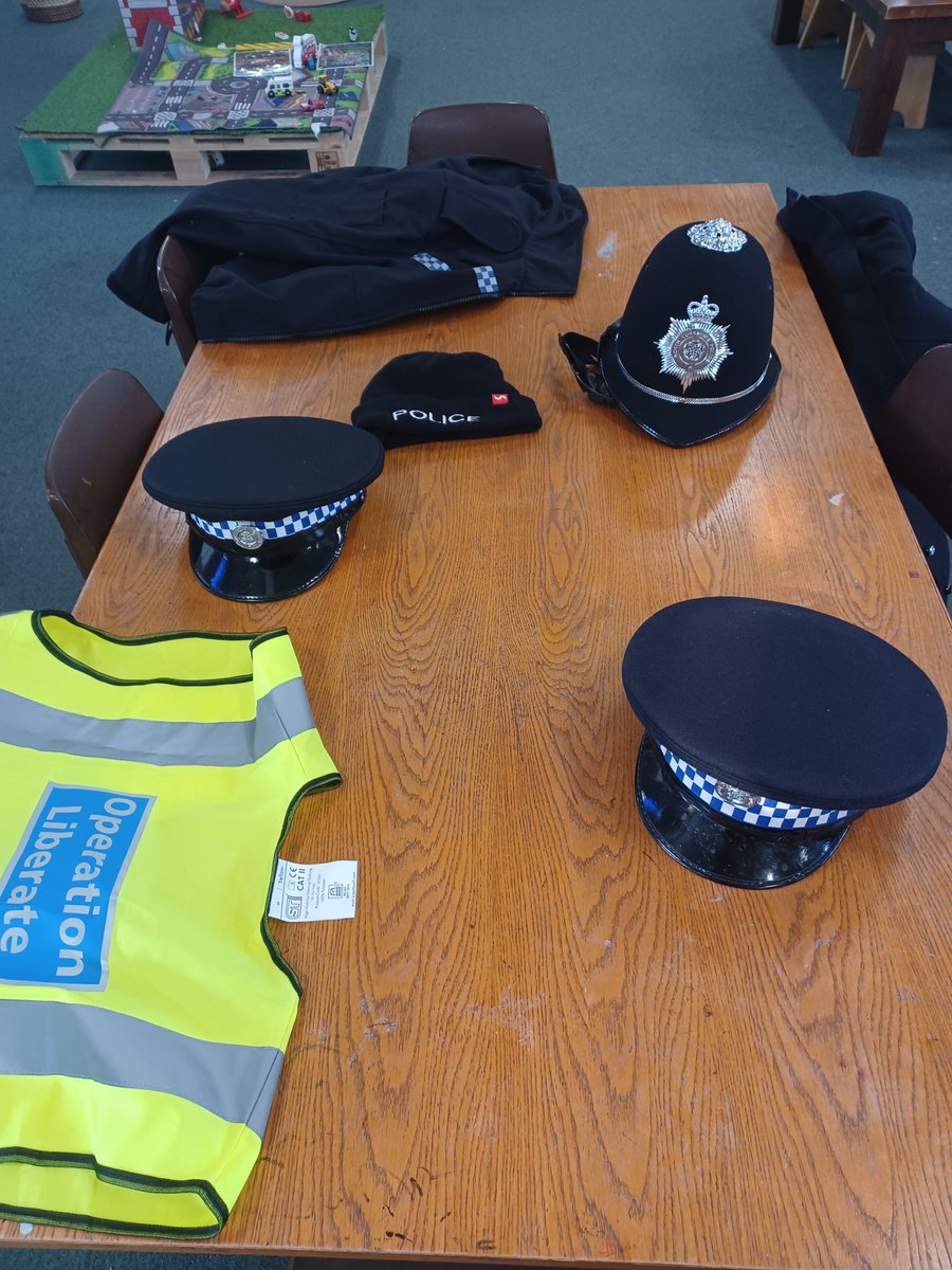 #Heworth Neighbourhood Policing Team have been to @TangHallPrimary school today . The children looked around our Police Vehicle, tried on our uniforms, and were given stickers and colouring books 📚 Thank you for the warm welcome 🙏