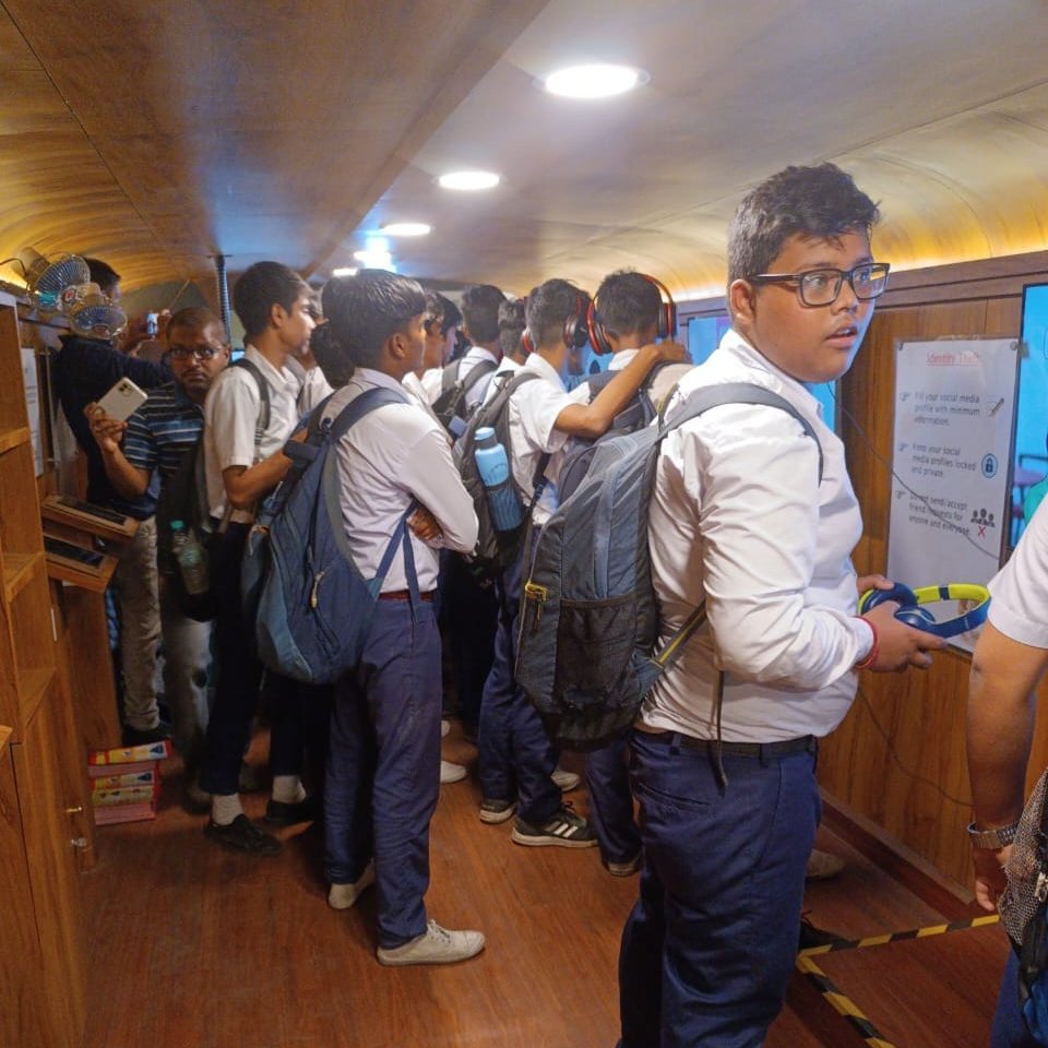 DCCyberKP's tweet photo. Today Cyber Awareness Bus #CYBUZZ reached Golf Green P.S area, Kolkata. Trending Cyber Frauds were discussed with the visitors along with preventive measures
#CyberCampaign #CyberAwareness
@KolkataPolice @KPDetectiveDept https://t.co/1i5iNpRlcb