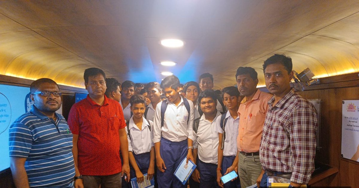 DCCyberKP's tweet photo. Today Cyber Awareness Bus #CYBUZZ reached Golf Green P.S area, Kolkata. Trending Cyber Frauds were discussed with the visitors along with preventive measures
#CyberCampaign #CyberAwareness
@KolkataPolice @KPDetectiveDept https://t.co/1i5iNpRlcb