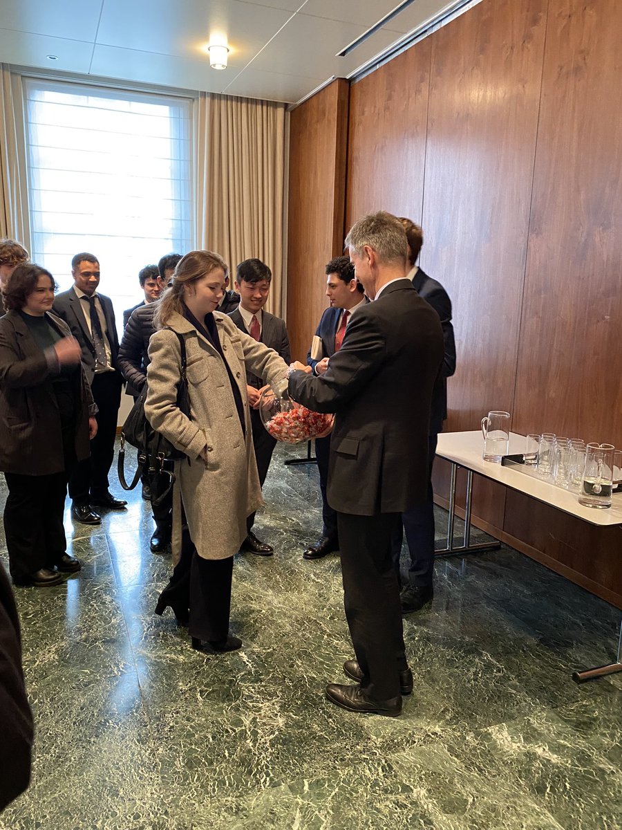 Delighted to welcome 🇬🇧students from the Durham Diplomatic Society to @SwissEmbassyUK & to exchange on neutrality, #innovation, youth mobility, 🇬🇧-🇨🇭trade relations & James Bond‘s #Swiss connections.