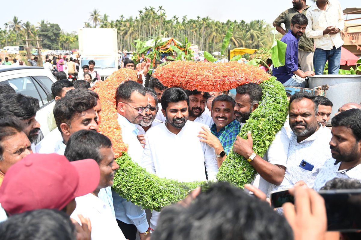 ದೊಡ್ಡಬಳ್ಳಾಪುರ ತಾಲ್ಲೂಕಿನ ಚಿಕ್ಕಮಧುರೆಯಲ್ಲಿರುವ ಸುಪ್ರಸಿದ್ದ ದೇವಸ್ಥಾನವಾದ ಶ್ರೀ ಶನಿಮಹಾತ್ಮ ಸ್ವಾಮಿಯ ಬ್ರಹ್ಮ ರಥೋತ್ಸವದಲ್ಲಿ ಭಾಗಿಯಾಗಿ ಶ್ರೀ ಸ್ವಾಮಿಯ ದರ್ಶನ ಆಶೀರ್ವಾದವನ್ನು ಪಡೆಯಲಾಯಿತು. ಈ‌ ವೇಳೆ ದೇವಸ್ಥಾನದ ಆಡಳಿತ ಮಂಡಳಿ ಸದಸ್ಯರು, ಅರ್ಚಕರು, ಜನಪ್ರತಿನಿಧಿಗಳು ಮತ್ತು ನೂರಾರು ಸದ್ಭಕ್ತರು ಹಾಜರಿದ್ದರು.