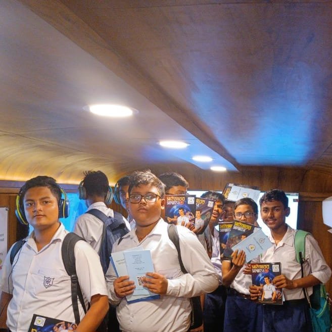 DCCyberKP's tweet photo. Today Cyber Awareness Bus #CYBUZZ reached Golf Green P.S area, Kolkata. Trending Cyber Frauds were discussed with the visitors along with preventive measures
#CyberCampaign #CyberAwareness
@KolkataPolice @KPDetectiveDept https://t.co/1i5iNpRlcb