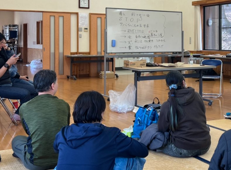 mashiwaka1's tweet photo. 先日、JUSS認定災害対策インストラクター講習会のニ回目に参加でした。^_^
雨水を溜めながらのシェルター。
自作のオイルランプで、非常食を実食(お米パサパサ失敗(^◇^;)
班のメンバーと笑いながら学べました。
#JUSS
#災害対策インストラクター
#wildandnative https://t.co/EwKNv5tLb6