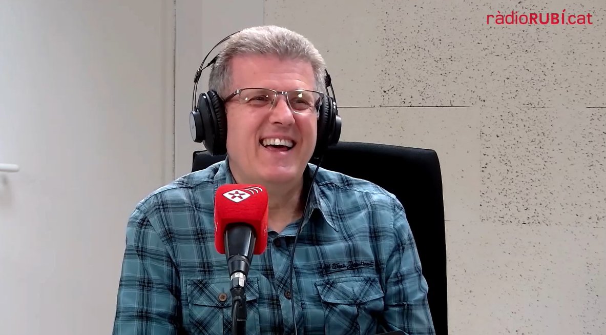 radiorubicat's tweet photo. 📸Demà, al cicle 'Explica'ns el teu rotllo' d'@elgrafoto Diego Llamas mostra el seu viatge a Sicília. Avui l'hem entrevistat al programa #rubialdia i ja pots veure el vídeo aquí ⬇️ #rubicity 
https://t.co/qhy6j2lpyt https://t.co/zZaaS4iack