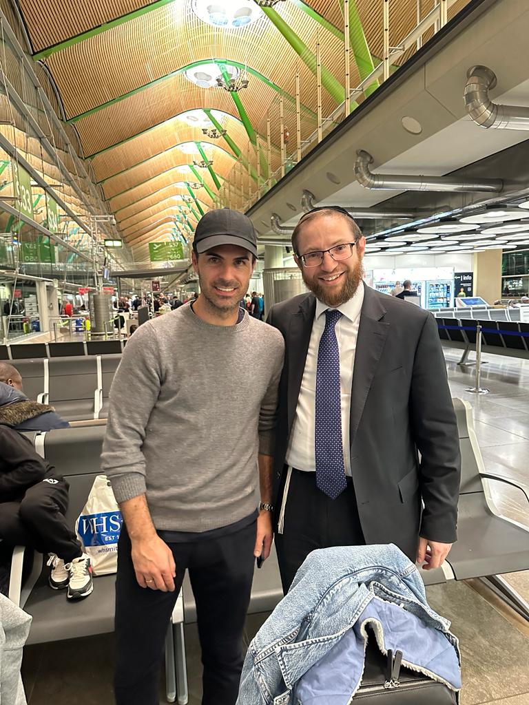 Look who Jewish Gooner, Highgate Rabbi (and one-time Arsenal mascot) Nicky Liss bumped into in Madrid.
 
🎵Mik Arteta called him,
Said now’s your time to shine,
Cos I’m collecting Rabbis,
And gonna make you mine.🎵

 @Arsenal
@highgateshul