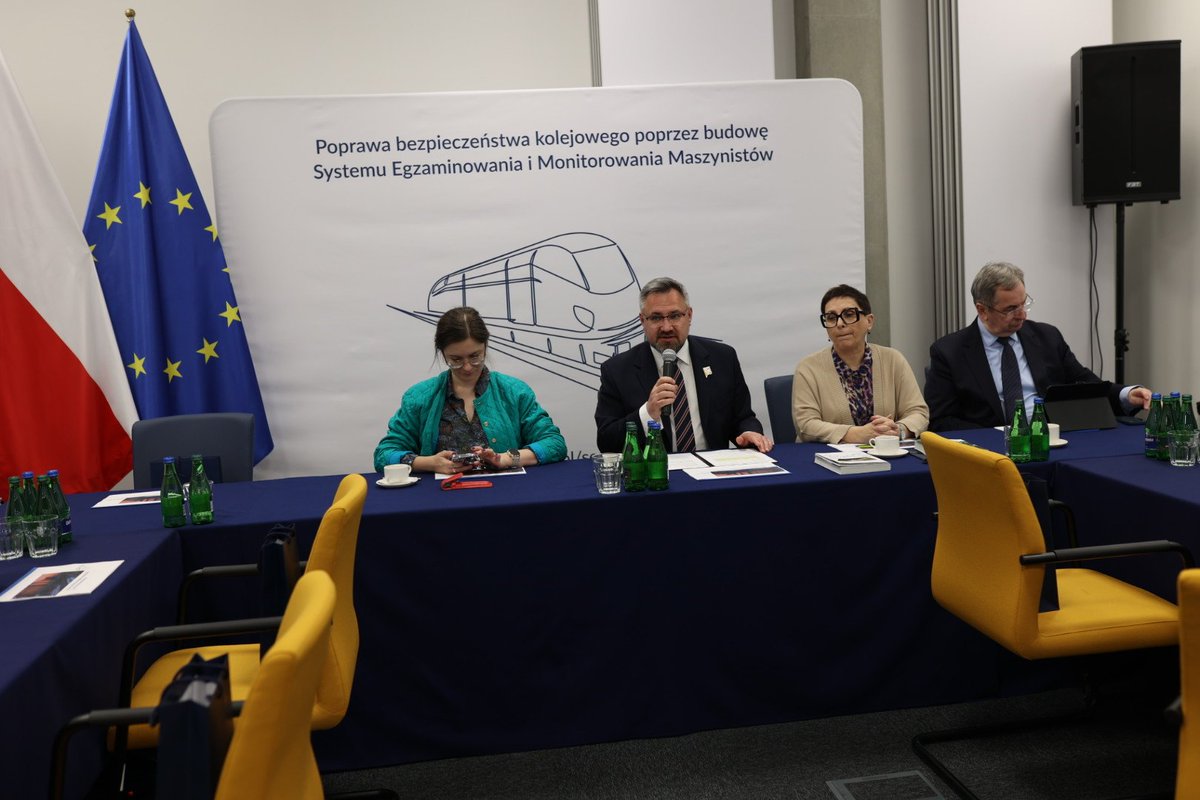 UTKgovpl's tweet photo. W Centrum Egzaminowania i Monitorowa Maszynistów prowadzonym przez Prezesa UTK odbywa się posiedzenie wyjazdowe sejmowej Komisji Infrastruktury. Tematy to punktualność, informacja pasażerska, monitoring przejazdów i ETCS Limited Supervision. #FunduszeUE https://t.co/uYebmykmq7