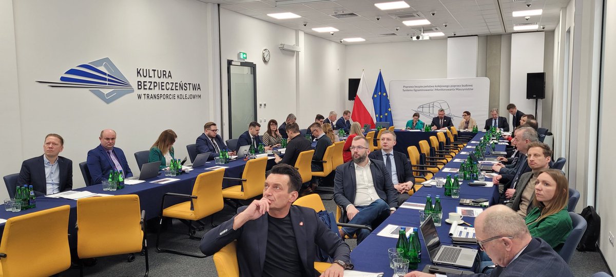 UTKgovpl's tweet photo. W Centrum Egzaminowania i Monitorowa Maszynistów prowadzonym przez Prezesa UTK odbywa się posiedzenie wyjazdowe sejmowej Komisji Infrastruktury. Tematy to punktualność, informacja pasażerska, monitoring przejazdów i ETCS Limited Supervision. #FunduszeUE https://t.co/uYebmykmq7