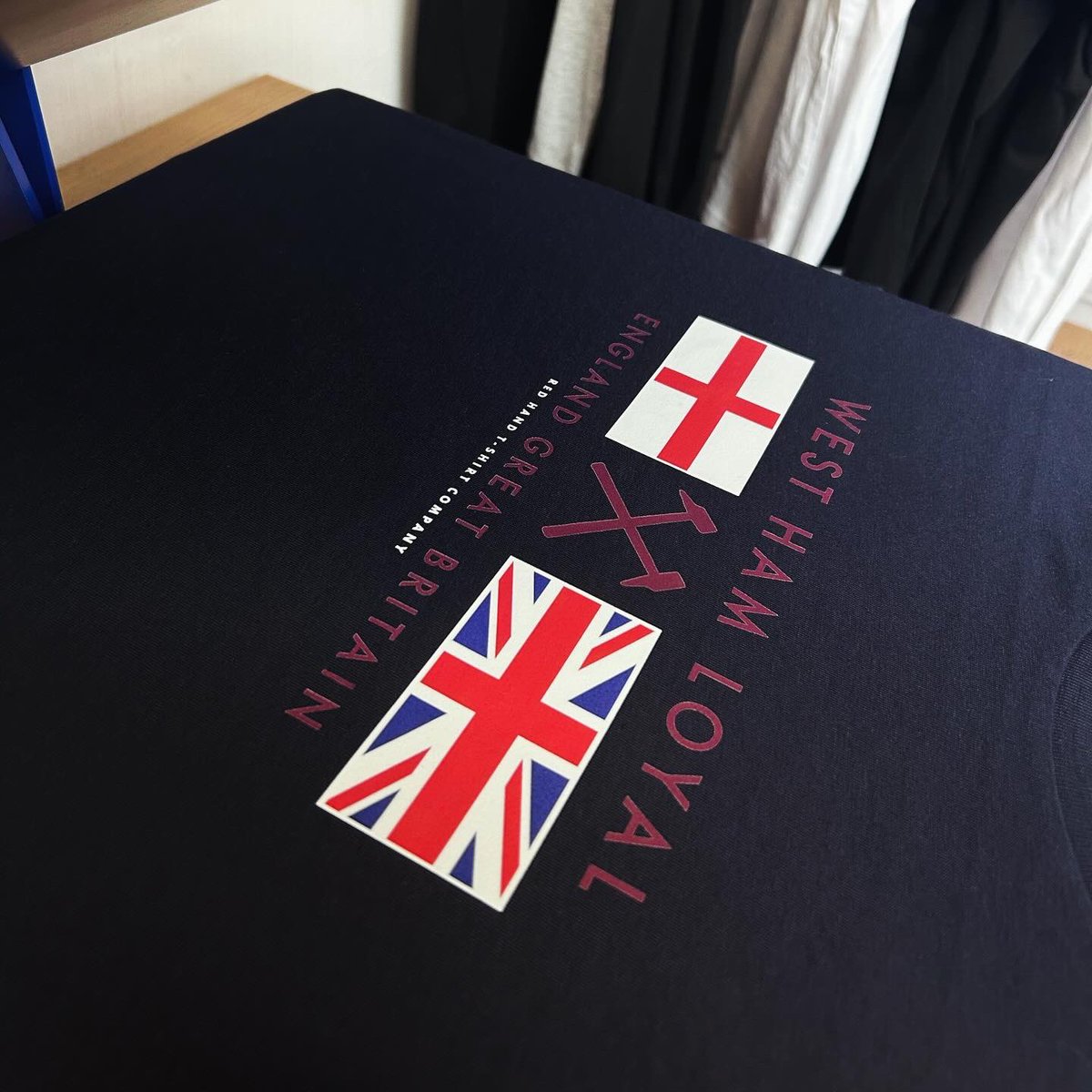 West Ham Loyal England GB T-shirt ⚒️🇬🇧🏴󠁧󠁢󠁥󠁮󠁧󠁿

Unisex

Regular Fit

100% Organic ring-spun Combed Cotton

180gsm.

redhandtshirtcompany.com/collections/ea…

#westhamloyal #westhamloyalists #westhamoriginals #westham #londonloyal #eastlondonloyal #uptonparkloyal #uptonpark #boleynground…