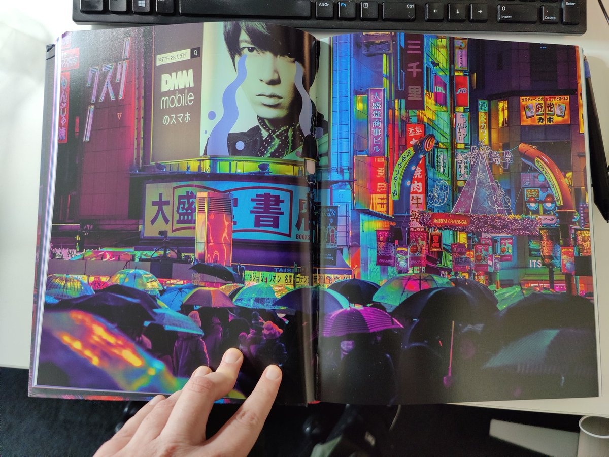 Me acaba de llegar mi copia de TO:KY:OO del fotógrafo @liamwong. Un libro que es una referencia para estilos visuales de ciencia-ficción y/o ciberpunk. Con prólogo de Hideo Kojima.