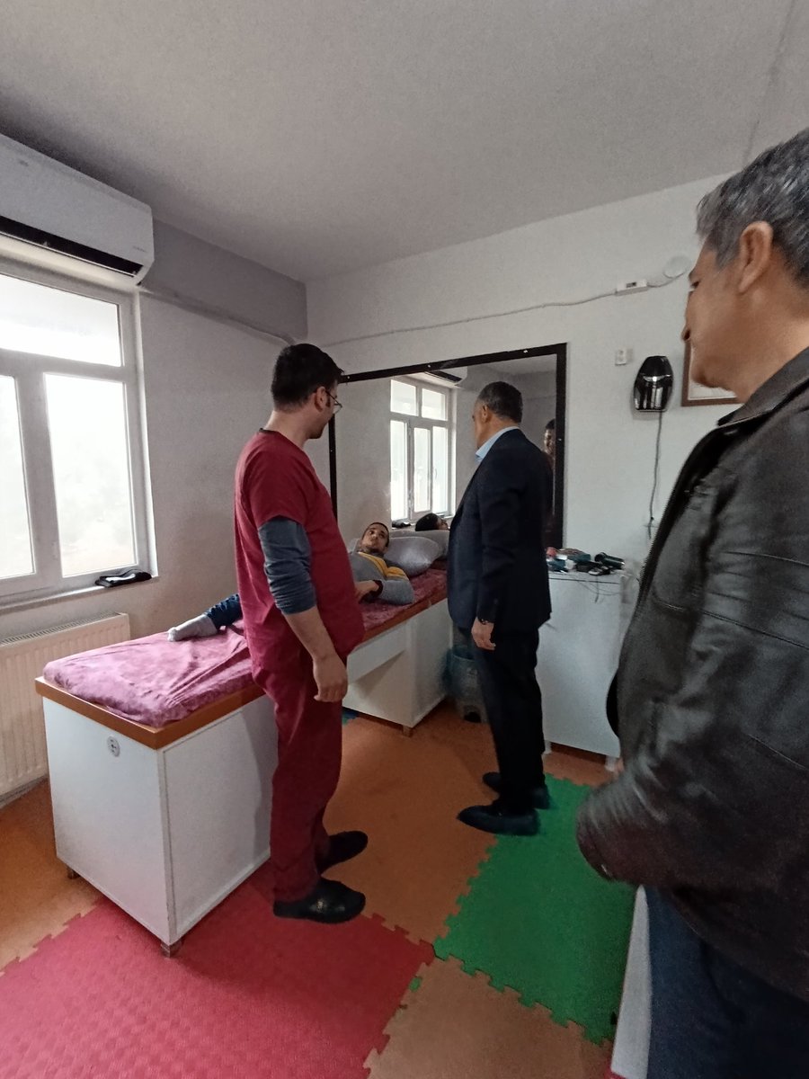 Deva rehabilitasyon merkezimizi ziyaret ettik özel öğrencilerimiz ve kıymetli öğretmenlerimizle bir araya geldik.
Çocukların eğitimi,oyun alanları,sınıf ortamları ve günlük etkinlikleri hakkında sohbet ettik.

Özel çocuklarımıza hizmet vermek son derece önemli  insani ve ahlaki