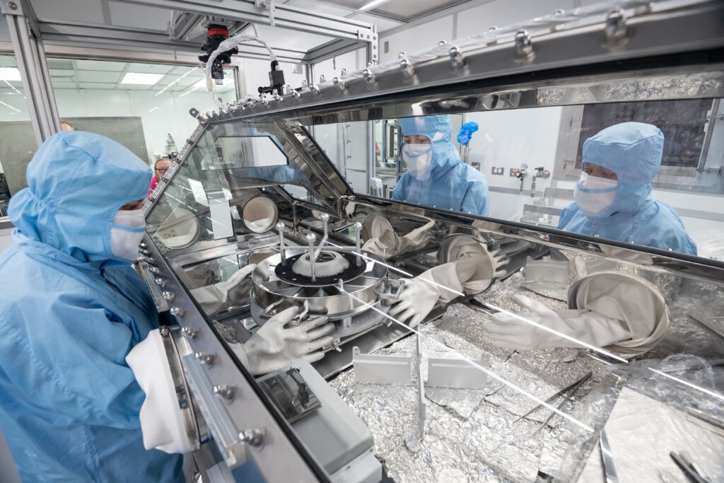 avspacemuseum's tweet image. 🌎The capsule is open! @OSIRISREx returned 121.6 g of asteroid Bennu to Earth! Twice the planned amount. Canada will a receive a portion to study. Find out more in this edition of #3Things in the #IngeniumChannel ow.ly/gww850QK24n @planetarycass @rcgoulet @MichelleCbell.