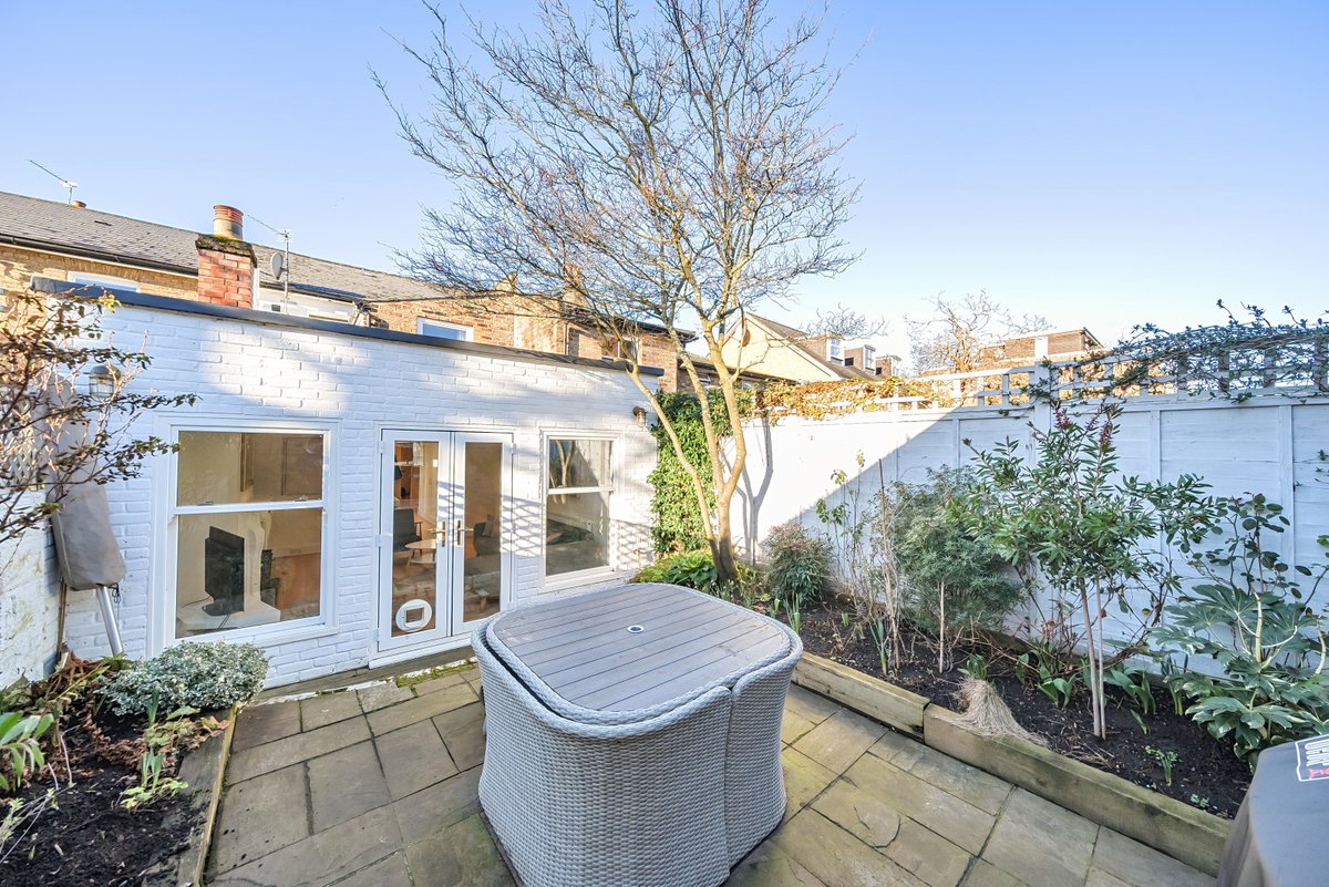 This charming and characterful three-bedroom period home is tasteful in its presentation and has well-proportioned rooms on all floors, situated within a desirable road. @Chestertons 📍How much? £799,950k 📍Where? Kingston Upon Thames 🔗onthemarket.com/details/143260…