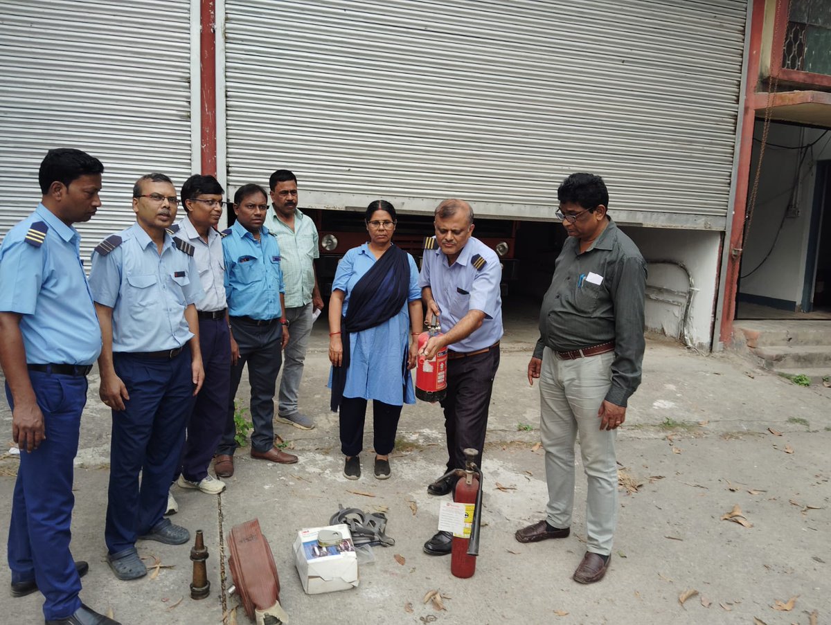 metrorailwaykol's tweet photo. #Metro staff imparted #firefightingtraining through #simulation of various #fire and #smoke conditions at #Noapara, #BengalChemical &amp; #CentralPark Metro station today.
#amarkolkatametro https://t.co/YAyLdYG5NB