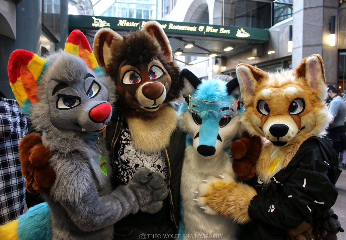 Had an amazing time at @LondonFurs with the boys, I love this little cohort of mine 💚 From left to right: @InfinityFloof @Atatatlas @ThePocketyFox meeeeeeeeeee And of course, picture taken by the one & only @TheoWolffPhotos 🐺