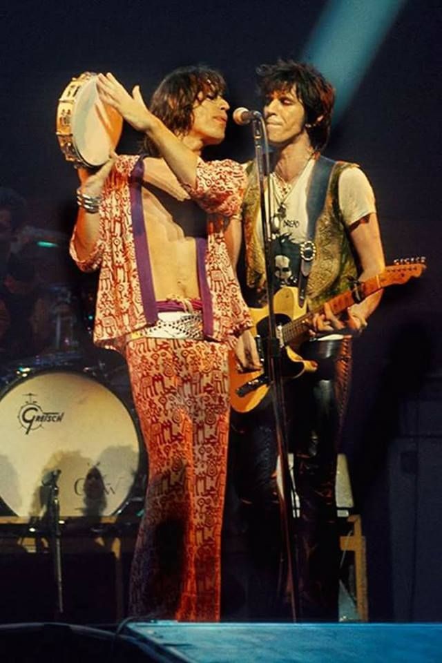 'Hey Mr. Tambourine Man, play a song for me
  I'm not sleepy and there is no place I'm going to.'
#mickjagger #keithrichards #thebyrds #bobdylan