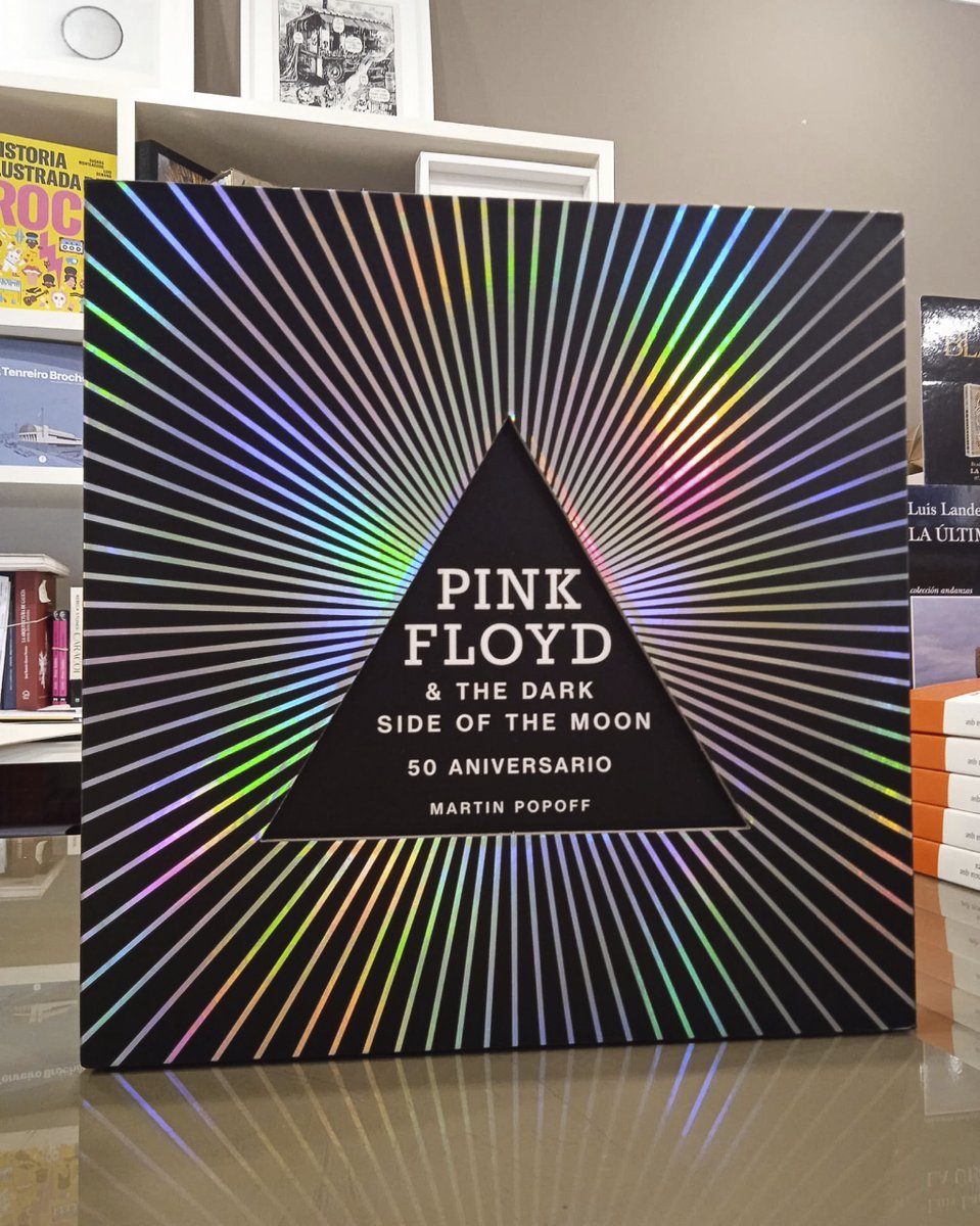#librodeldía 'Pink Floyd' de #MartinPopoff. Una edición con la que celebrar el 50 aniversario del álbum The Dark Side of the Moon. A partir de éste, el autor explora y detalla la trayectoria de un grupo imprescindible. @LibrosCupula