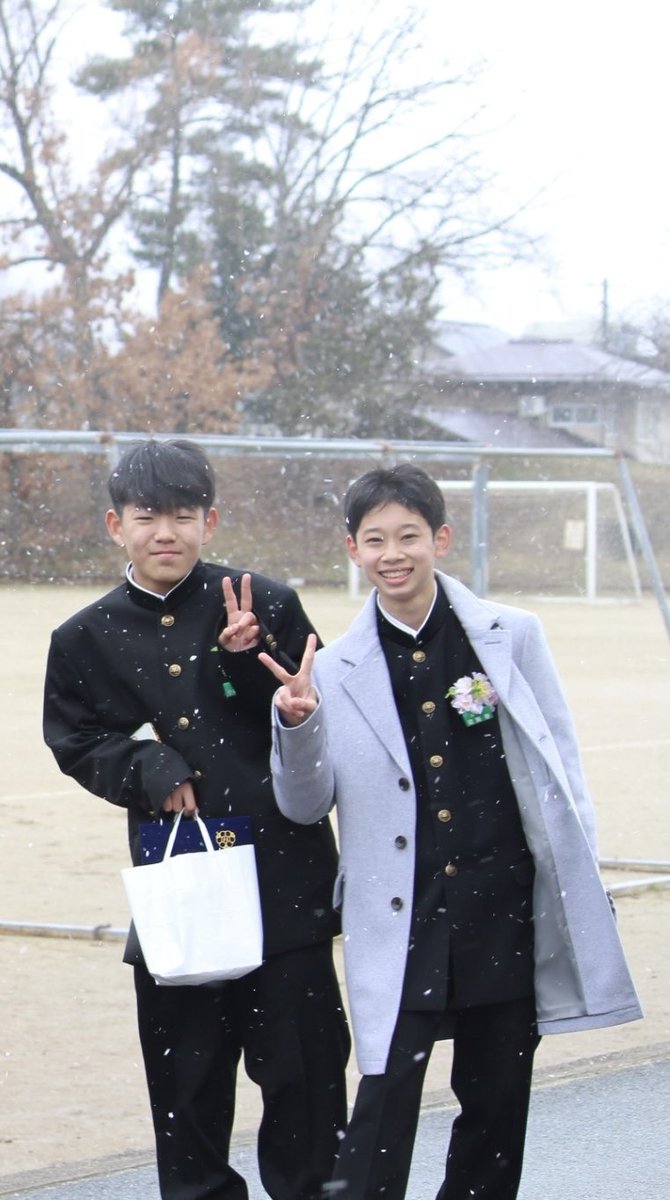 pyon_pyonpyon's tweet photo. 小学校卒業🍀
色々事件を巻き起こしながらも、なんだかんだ結果を残して卒業出来た。
学校でもサッカーでも仲間に囲まれて一緒に成長して来た。

卒業式は淋しさはなく、みんなの成長を確認できて嬉しさいっぱいでした‼️ https://t.co/EODfVdSIod